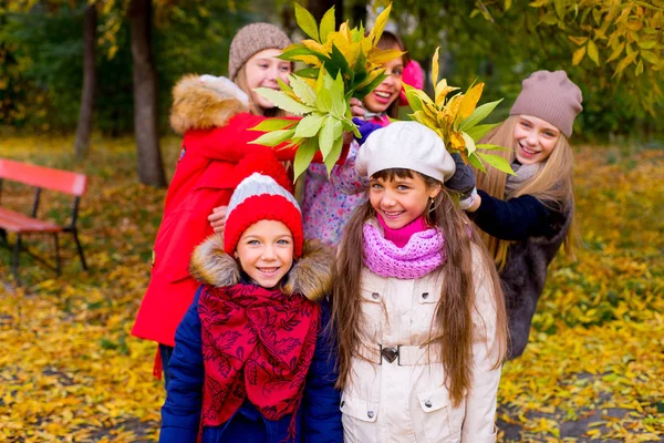 Grupp flickor i höst park med leafs — Stockfoto