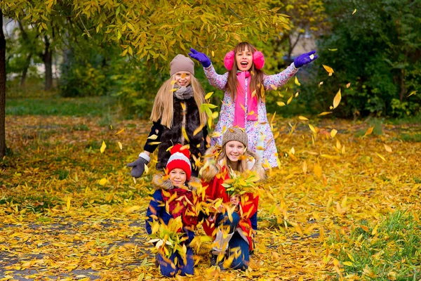 Grupa dziewcząt w jesienny park na brench — Zdjęcie stockowe