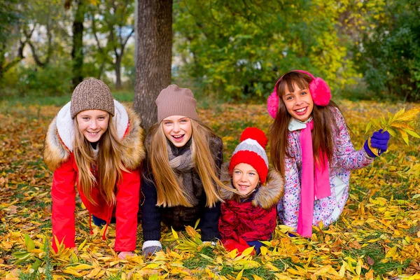 Groupe de filles dans le parc d'automne avec des feuilles — Photo