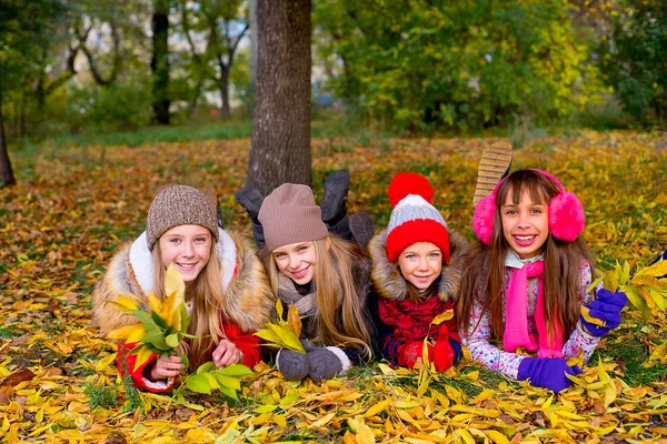 Mädchengruppe im Herbstpark mit Blättern — Stockfoto