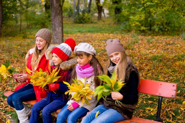 Mädchengruppe im Herbstpark am Graben — Stockfoto