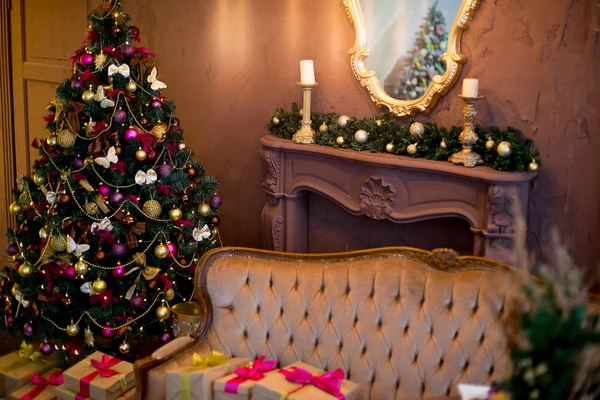 보라색과 금색 색상에서 크리스마스 인테리어 — 스톡 사진