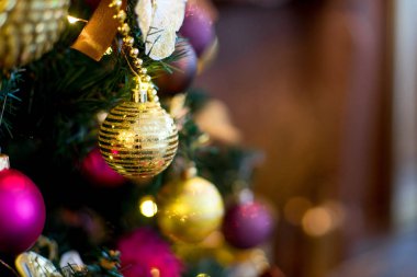 Noel iç mor ve altın renkleri