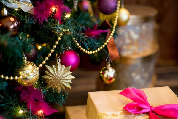 Interior de Natal em roxo e cores douradas — Fotografia de Stock