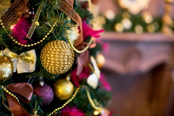 Vánoční interiér v barvách fialové a zlaté — Stock fotografie
