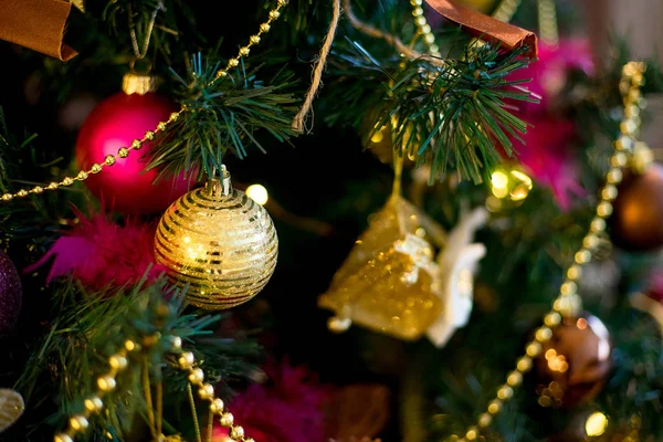 Vánoční interiér v barvách fialové a zlaté — Stock fotografie
