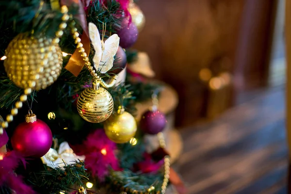 Kerst interieur in de kleuren van paars en goud — Stockfoto