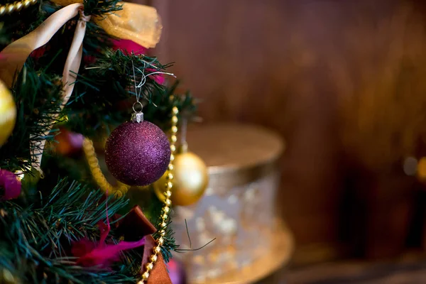 紫とゴールドの色のクリスマス インテリア — ストック写真