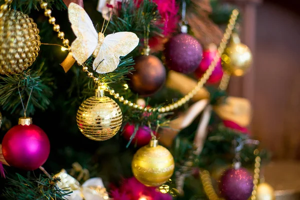 Interior de Natal em roxo e cores douradas — Fotografia de Stock