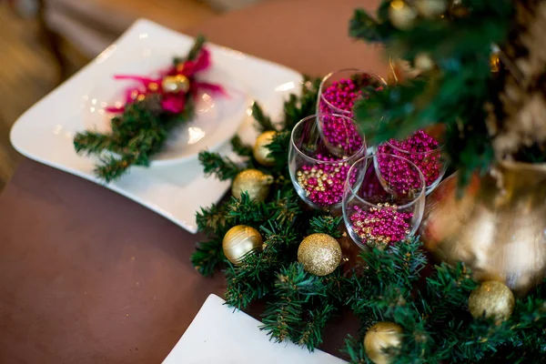 Рождественский интерьер в фиолетовых и золотых тонах — стоковое фото