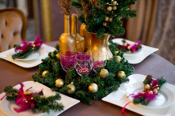 Рождественский интерьер в фиолетовых и золотых тонах — стоковое фото