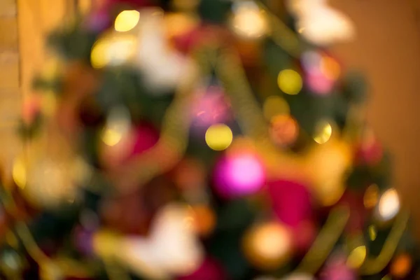 Boże Narodzenie wnętrze w kolorach purpury i złota. Bokeh — Zdjęcie stockowe