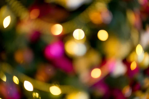 Vánoční interiér v barvách fialové a zlaté. Bokeh — Stock fotografie