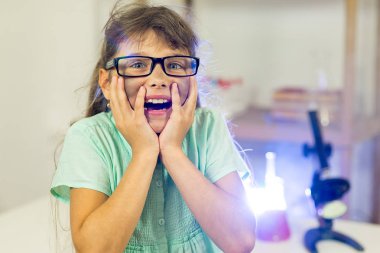 genç kız bilim deneyleri yapma