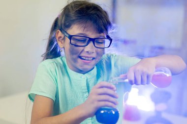 genç kız bilim deneyleri yapma