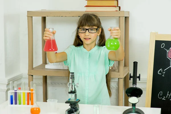 Chica joven haciendo experimentos científicos — Foto de Stock