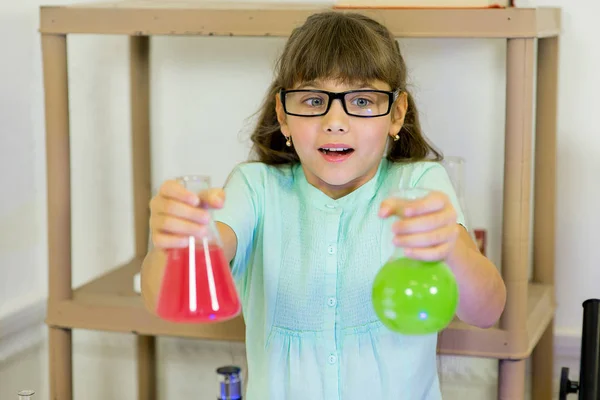 Junges Mädchen macht naturwissenschaftliche Experimente — Stockfoto