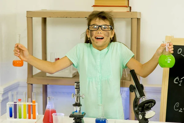 Chica joven haciendo experimentos científicos — Foto de Stock