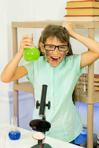 Chica joven haciendo experimentos científicos — Foto de Stock