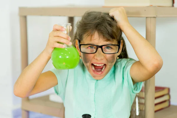 Chica joven haciendo experimentos científicos — Foto de Stock