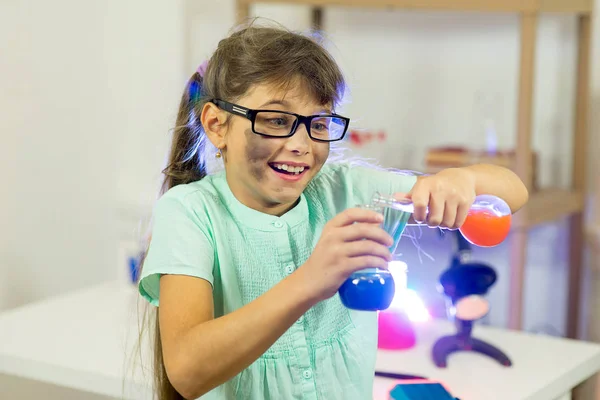 Young girl making science experiments — Stock Photo, Image