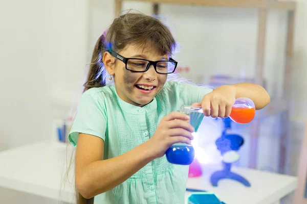 Молода дівчина робить наукові експерименти — стокове фото