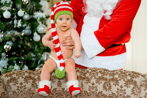 サンタ クロースの腕の中で小さな赤ちゃん — ストック写真