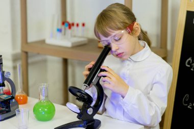 genç kız bilim deneyleri yapma