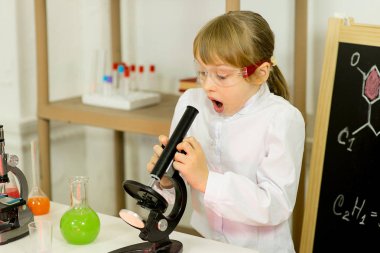 genç kız bilim deneyleri yapma