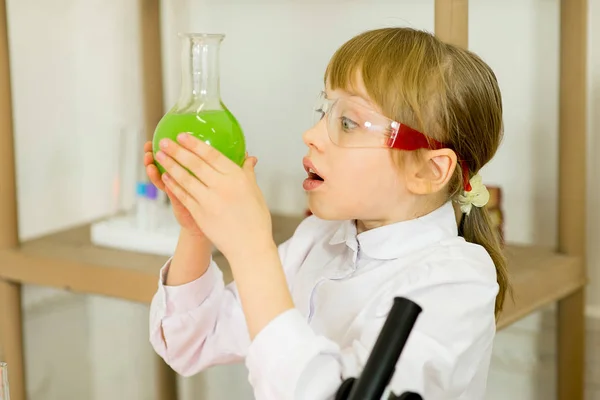 Ung flicka att göra vetenskapliga experiment — Stockfoto