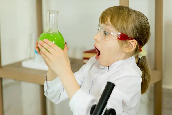 年轻女孩做科学实验 — 图库照片