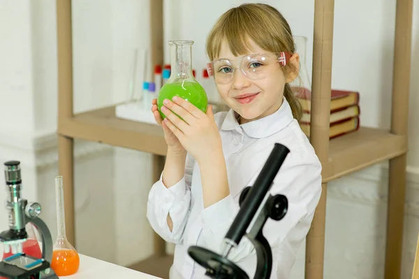 Ung flicka att göra vetenskapliga experiment — Stockfoto