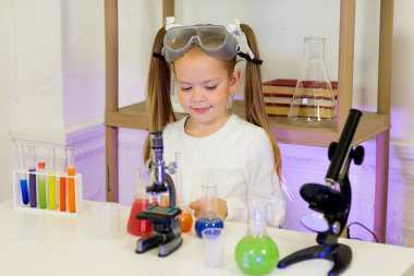 genç kız bilim deneyleri yapma
