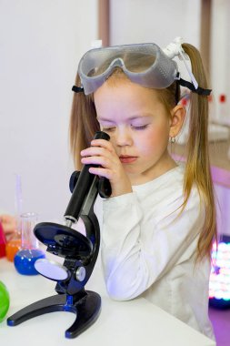 genç kız bilim deneyleri yapma
