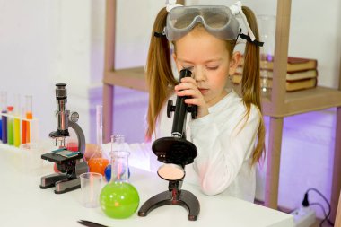 genç kız bilim deneyleri yapma