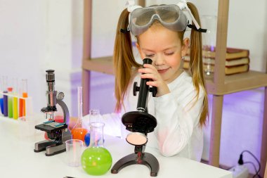 genç kız bilim deneyleri yapma