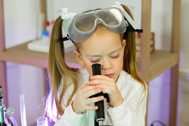 genç kız bilim deneyleri yapma