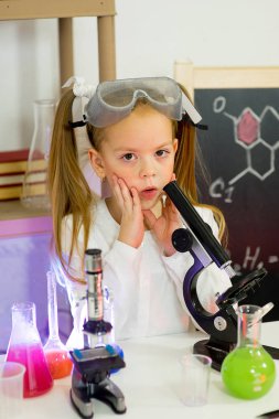 genç kız bilim deneyleri yapma