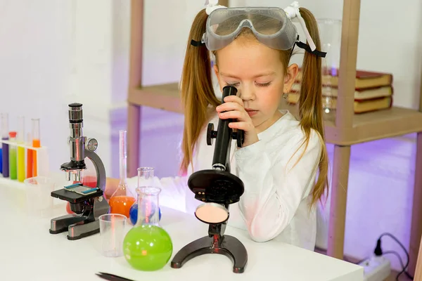 genç kız bilim deneyleri yapma
