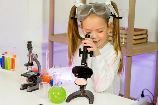 genç kız bilim deneyleri yapma