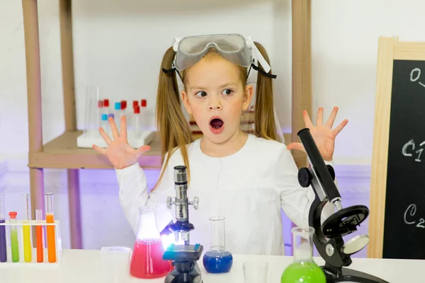 Chica joven haciendo experimentos científicos — Foto de Stock