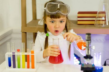 genç kız bilim deneyleri yapma