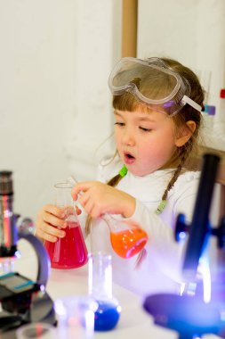 genç kız bilim deneyleri yapma