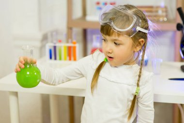 genç kız bilim deneyleri yapma