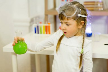 genç kız bilim deneyleri yapma