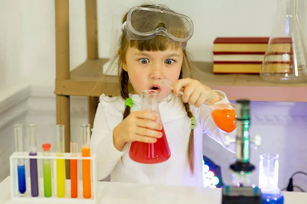 Chica joven haciendo experimentos científicos — Foto de Stock