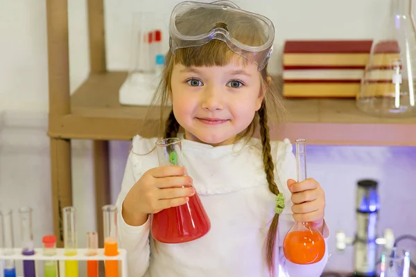 Chica joven haciendo experimentos científicos — Foto de Stock