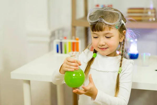 Young girl making science experiments — Stock Photo, Image