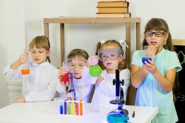 çocuklar bilim deneyleri yapma