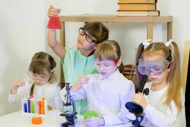 çocuklar bilim deneyleri yapma